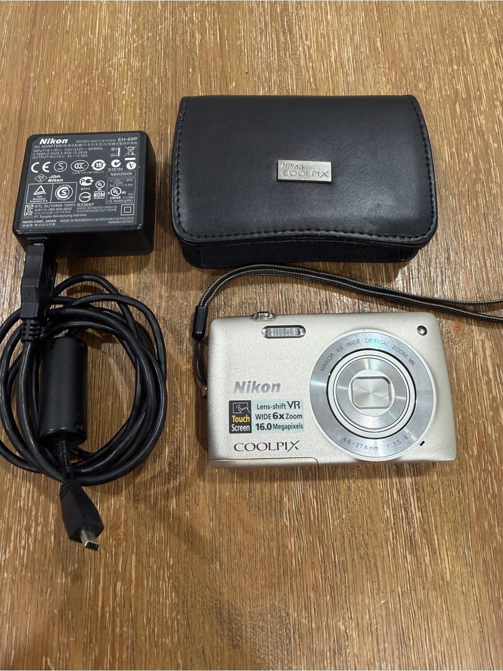 Nikon COOLPIX S4300 touchscreen Compact Digital Camera in Silver with Black Case